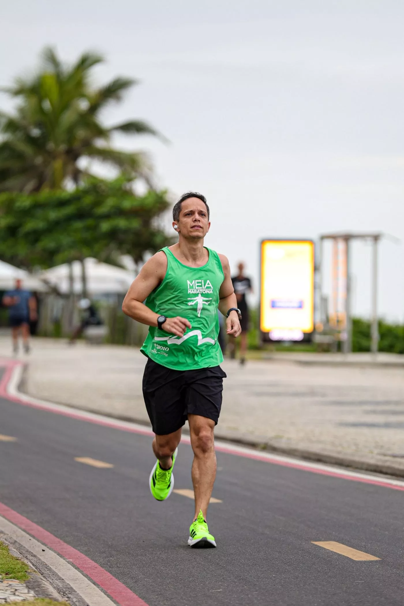 Coach Diogo Gomes correndo em uma prova de rua